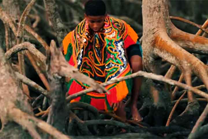 A base do Manguebeat começou no final da ditadura militar no Brasil. O relaxamento da censura aumentou a disponibilidade de música importada, especialmente dos Estados Unidos e do Reino Unido, o que levou a um aumento do rock brasileiro.