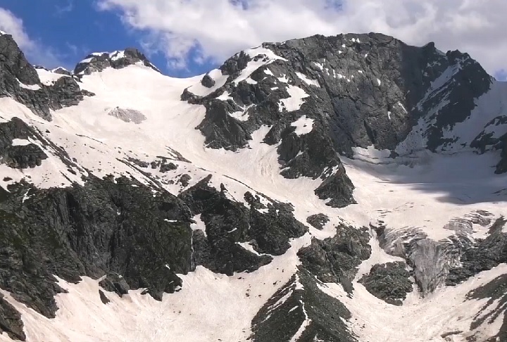 O corpo de um homem que estava desaparecido há 28 anos foi encontrado incrivelmente bem preservado em uma geleira no Vale da Senhora, na remota região montanhosa de Kohistan, no Paquistão.