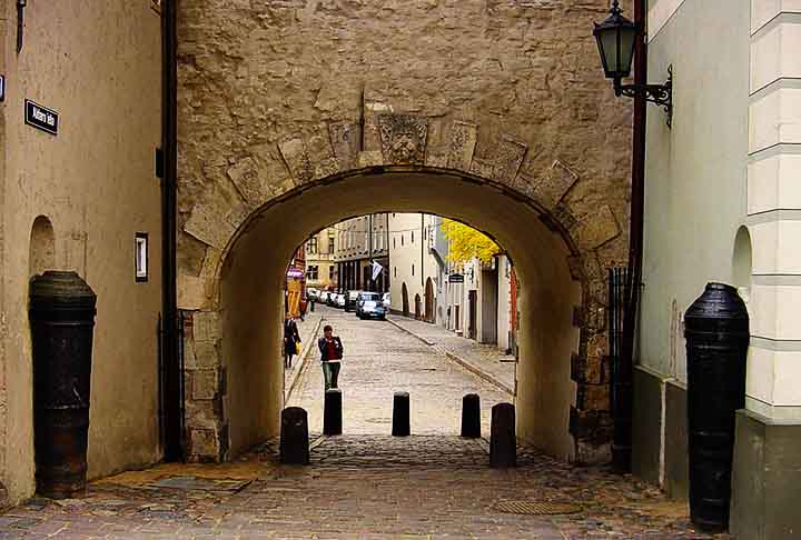 O Portão Sueco é uma estrutura remanescente das antigas muralhas da cidade de Riga, construída no final do século XVII durante o período em que a Suécia governou a região.