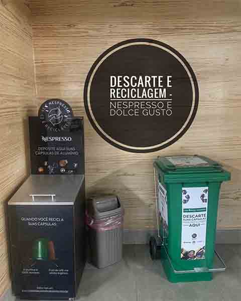 O conceito só se popularizou de fato a partir da década de 1990, com a chegada das primeiras máquinas domésticas que utilizavam cápsulas, levando a experiência do café de cafeteria para dentro das casas.
