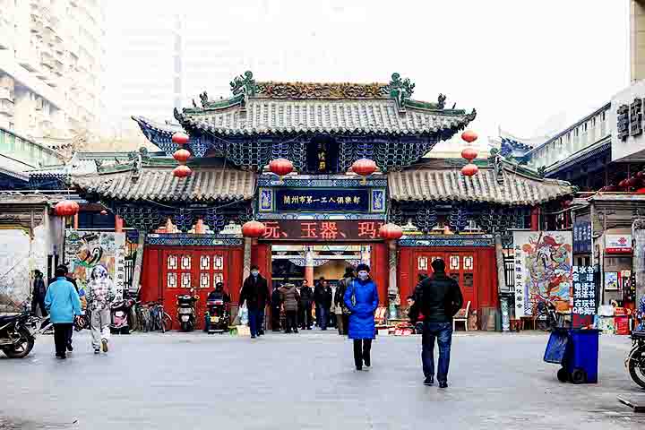 Apesar de enfrentar desafios como a aridez e a desertificação, Gansu ainda preserva belezas naturais e históricas que atraem viajantes do mundo todo.