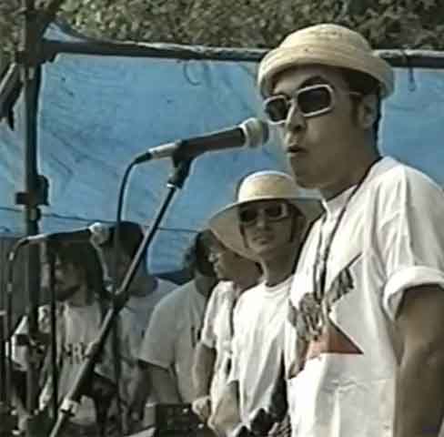 A expressão, criada por Chico Science e Fred Zero Quatro, une o termo mangue, ecossistema local, com beat, batida, sendo simbolizada pelo caranguejo.