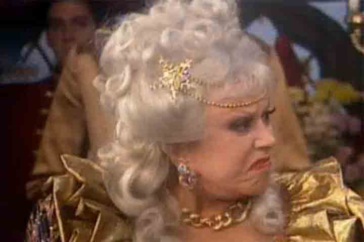 O final dos anos 1980 trouxe uma nova fase de reconhecimento para a artista. Com o fim do regime militar e o consequente abrandamento da censura, Dercy passou a integrar a bancada de jurados em programas de auditório, inclusive nos de Silvio Santos, e voltou a aparecer em novelas da TV Globo, como a participação especial em “Que Rei Sou Eu?, interpretando a Baronesa Lenilda Eknésia, mãe da Rainha Valentine.
