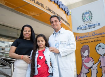Todo ano, Fátima Aparecida Farias manda mensagem ao dr. Ricardo Ribas para agradecer pelo transplante de rim que há 9 anos salvou a vida da sua filha Vitória Farias Soares, hoje com 14 anos 