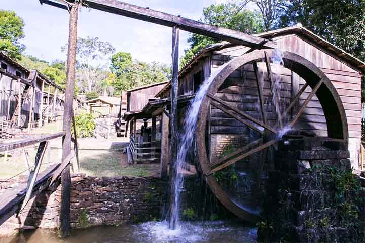 Turisticamente, Orleans é impulsionada por atrativos como o Museu ao Ar Livre Princesa Isabel, que preserva e expõe a história dos primeiros colonos, com construções e objetos da época.