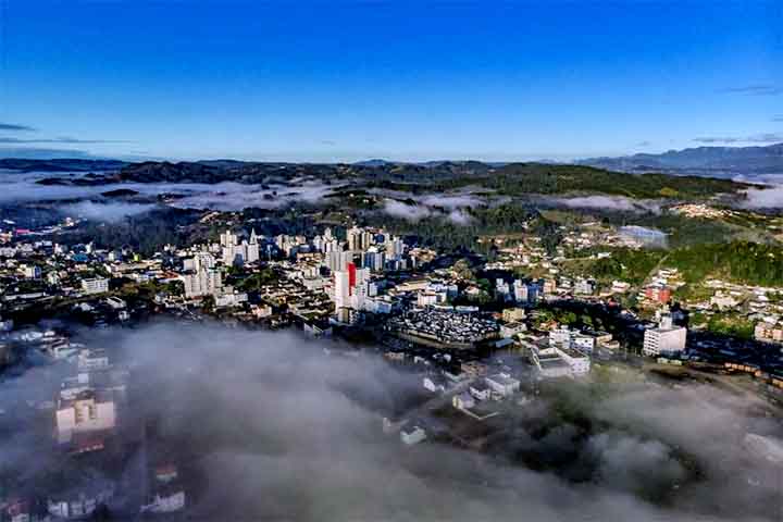 Entre suas instituições culturais destaca-se a Academia Orleanense de Letras, fundada em 1981 e considerada a segunda mais antiga do estado.