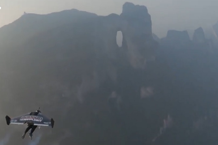 Em 2019, dois franceses atravessaram a fenda do Heaven's Gate trajados de wingsuits. Um feito incrível registrado em vídeo!
