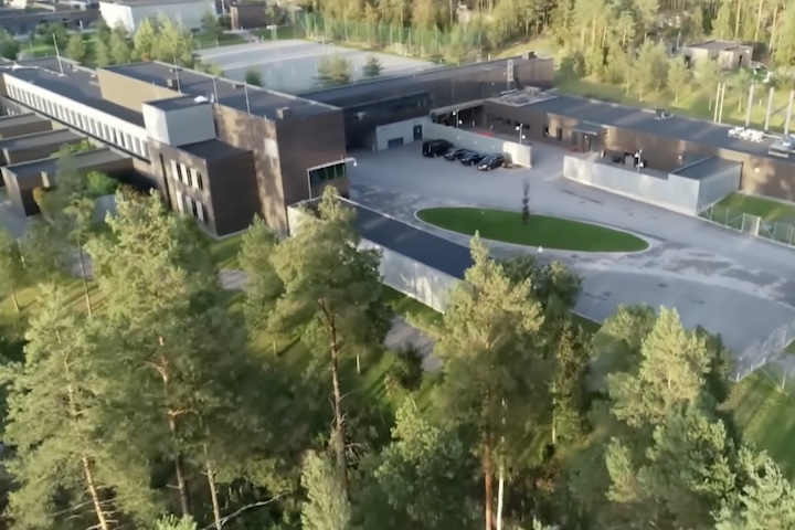 Segundo o arquiteto Hans Henrik Hoilund, a meta era fazer o local se aproximar “o máximo possível da vida fora dos muros”. 