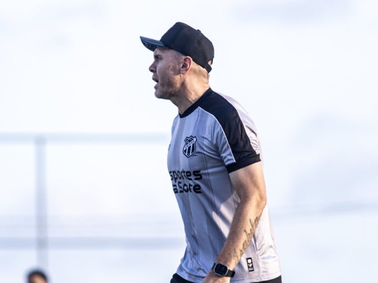 Mozart, técnico do Ceará, durante primeiro treino em Porangabuçu