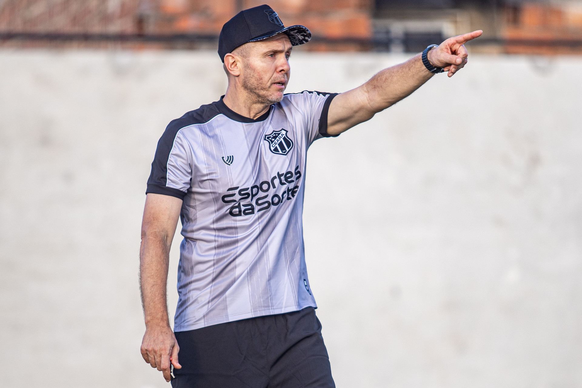 Mozart, técnico do Ceará, durante primeiro treino em Porangabuçu (Foto: Felipe Santos/Ceará SC)