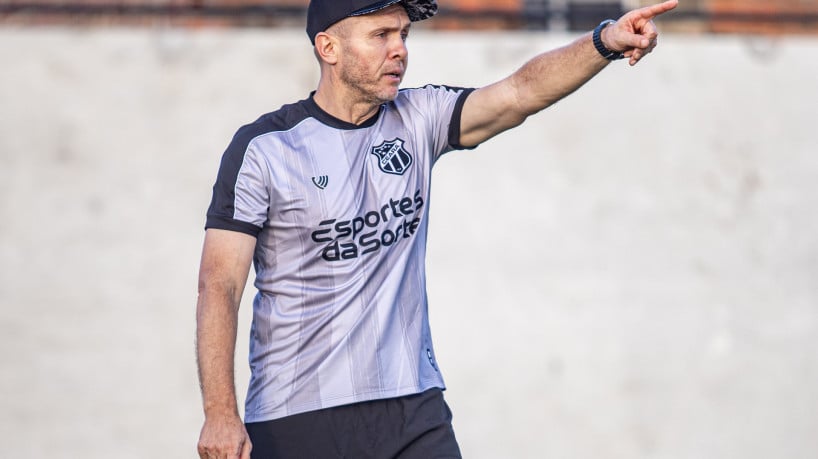 Mozart, técnico do Ceará, durante primeiro treino em Porangabuçu 