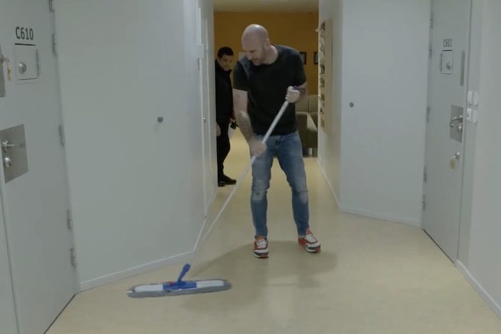 Esse tratamento, baseado no respeito, foi descrito por um dos presos como uma diferença gigantesca em comparação com outras prisões.