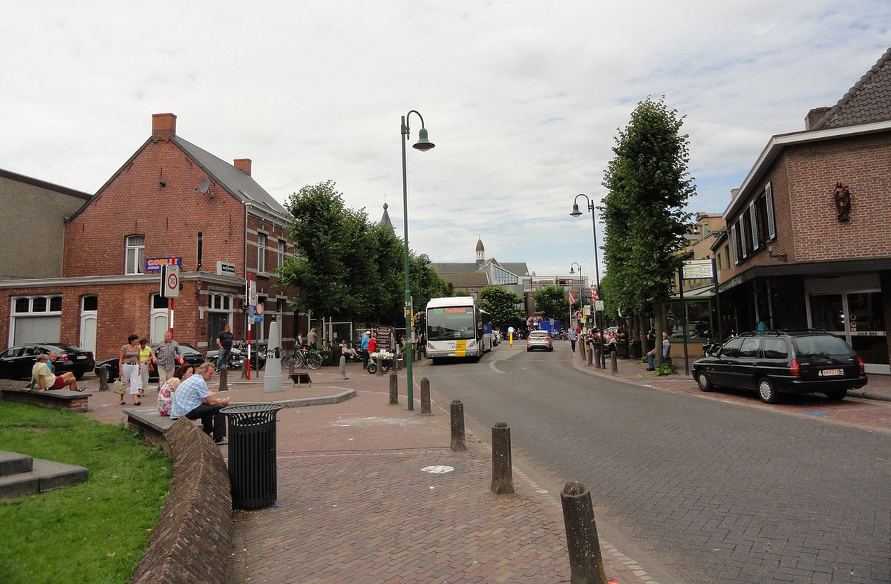 Para os habitantes, a fronteira é parte da rotina. Eles aprendem desde cedo a lidar com duas moedas, duas legislações e até dois sistemas de saúde, navegando entre as diferenças sem perder o senso de comunidade. Além de curiosidade geográfica, Baarle é um símbolo de como fronteiras podem dividir territórios, mas não necessariamente separar pessoas. Uma cidade que dá aula sobre convivência e união.