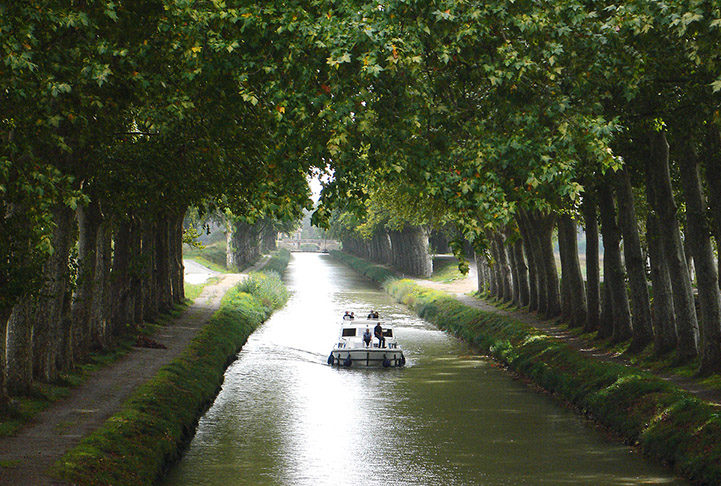 Canal de Midi - Inaugurado em 1681, é o mais antigo canal artificial da Europa ainda em funcionamento.  Fica no Midi, na França, e tem 240 km entre Tolosa, no rio Garonne, e Sète, no Mar Mediterrâneo.