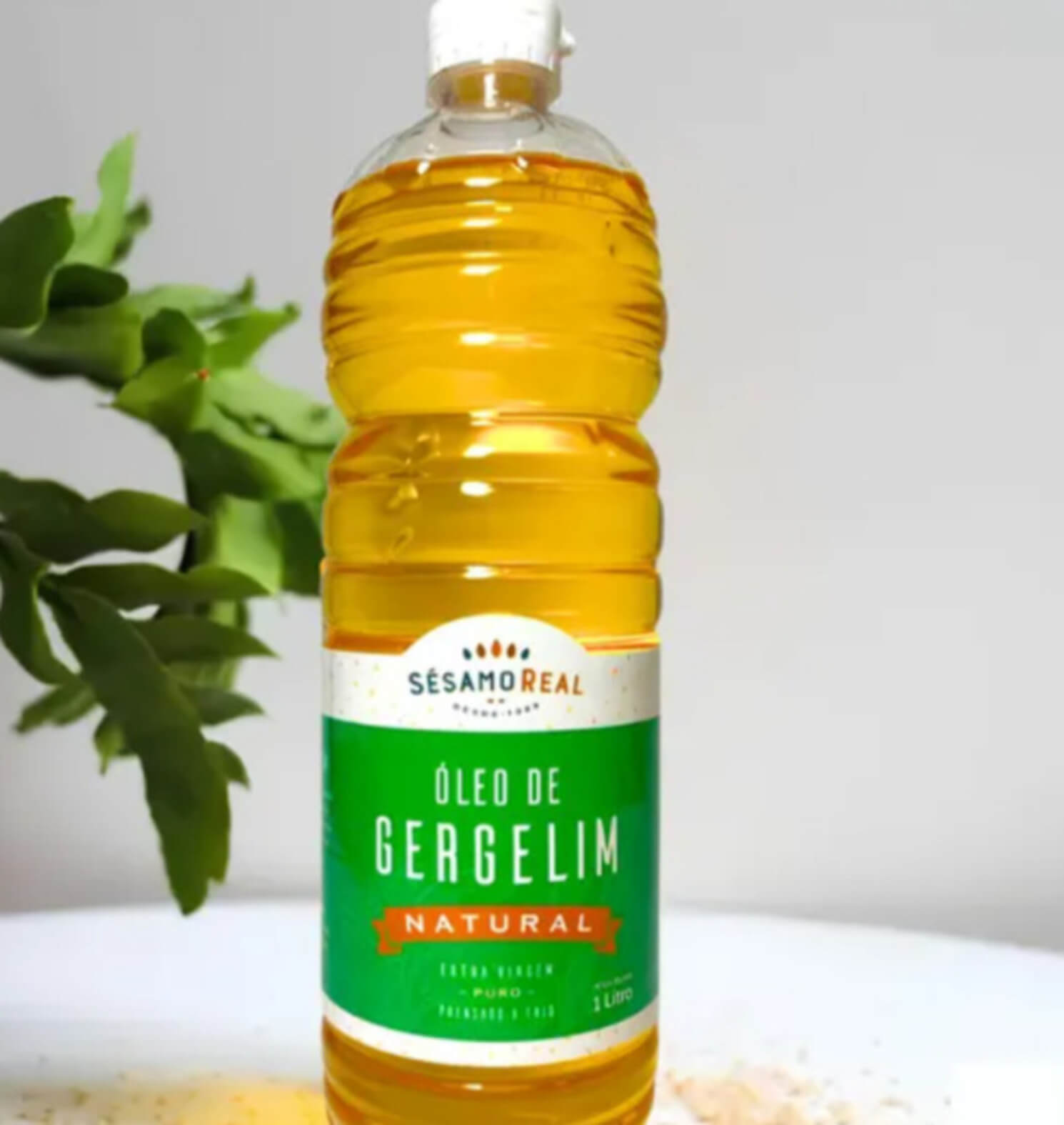 O óleo de gergelim oferece diversos benefícios para a saúde e beleza, podendo ser utilizado tanto na culinária quanto em tratamentos estéticos. Ele pode ser usado para temperar saladas, finalizar pratos, refogar alimentos e marinar carnes e peixes.