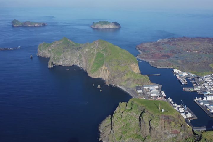 O arquipélago de Vestmannaeyjar (ou Ilhas Westman) é um conjunto fascinante de ilhas vulcânicas localizadas a cerca de 7 km da costa sul da Islândia.