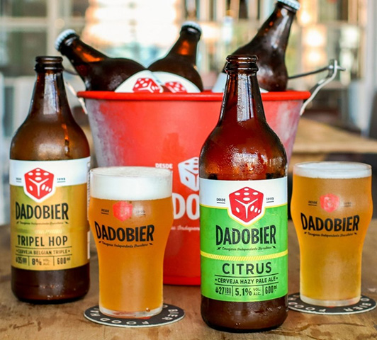 Cerveja de erva mate - Dado Bier - Cerveja de baixa fermentação e alto teor alcoólico (7%), que usa a erva mate, base do chimarrão popular no sul do país, para uma fórmula que também atrai consumidores desse tipo de chá na Argentina e no Uruguai. 