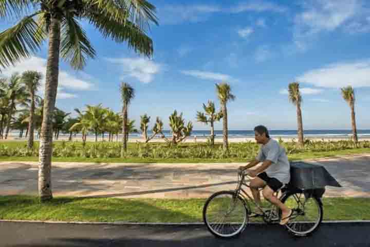 No momento, a cidade, localizada a 75 km da capital paulista e vizinha de Santos e São Vicente, possui 365 mil habitantes, sendo a segunda mais populosa da Baixada Santista.