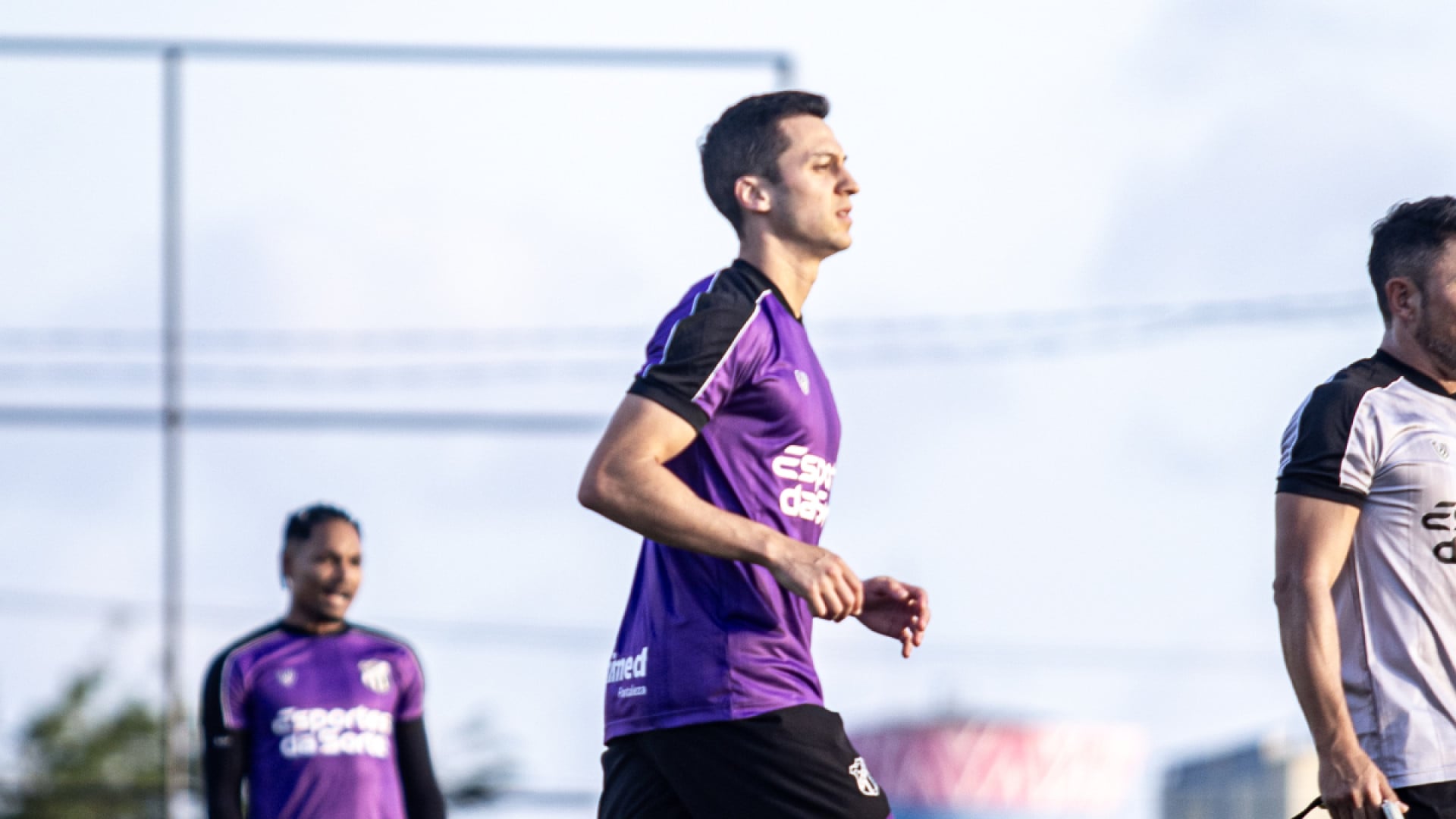 Juan Alano, novo reforço do Ceará, durante primeiro treino em Porangabuçu (Foto: Felipe Santos / Ceará SC)
