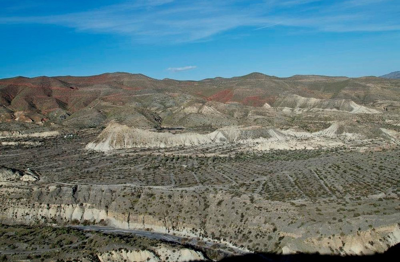 A paisagem árida e acinzentada lembra missões espaciais. Não à toa, o deserto já foi usado como cenário para simulações científicas. Sua semelhança com Marte inspira estudos e projetos de exploração como um laboratório natural para se imaginar o futuro da humanidade.