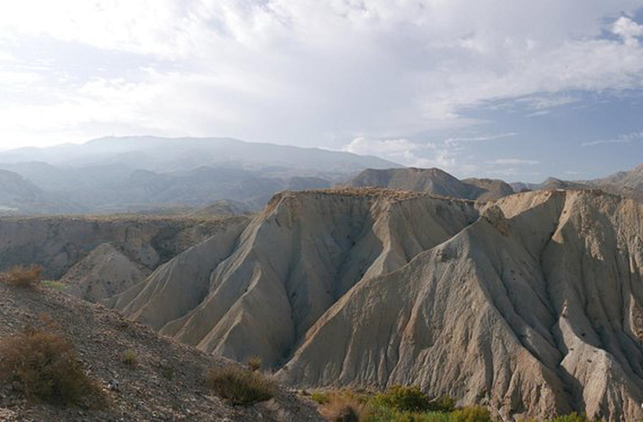 No coração da Andaluzia, o Deserto das Tabernas surge como uma paisagem única na Europa. Entre montes argilosos e canyons estreitos, sua aparência lembra cenários extraterrestres. A luz seca e intensa reforça tons avermelhados e dourados, criando um espetáculo visual. É um palco natural que já conquistou Hollywood e o imaginário de viajantes.