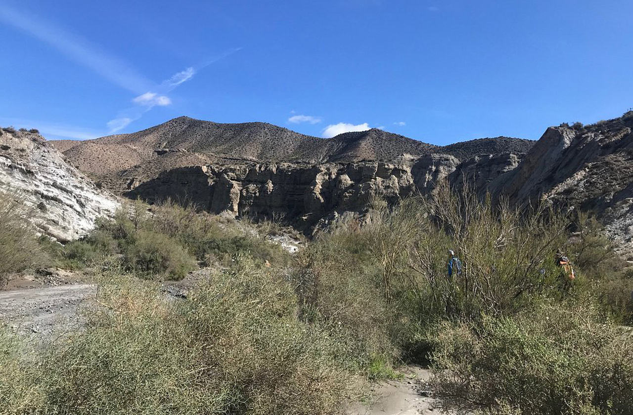 Montes argilosos acinzentados e vales estreitos lembram superfícies extraterrestres. As formações geológicas revelam um cenário surreal, quase lunar, e o contraste entre o solo cinzento e o céu azul hipnotiza o olhar. É como um chamado para aventuras em mundos distantes.