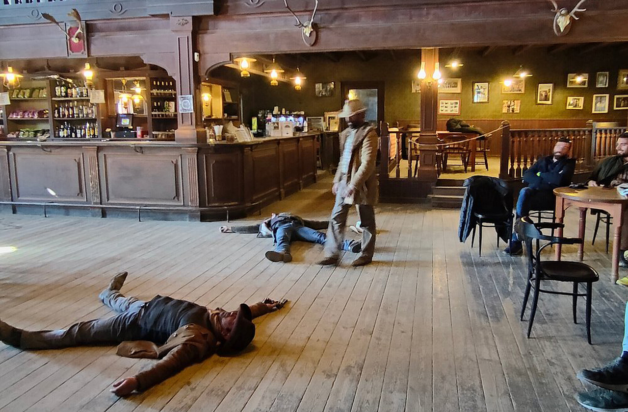 O deserto atrai milhares de turistas todos os anos sedentos por reviverem a magia dos filmes de faroeste. Inclusive, há shows temáticos com duelos e cavalgadas em cenários originais. Uma experiência imersiva que mistura história e entretenimento.