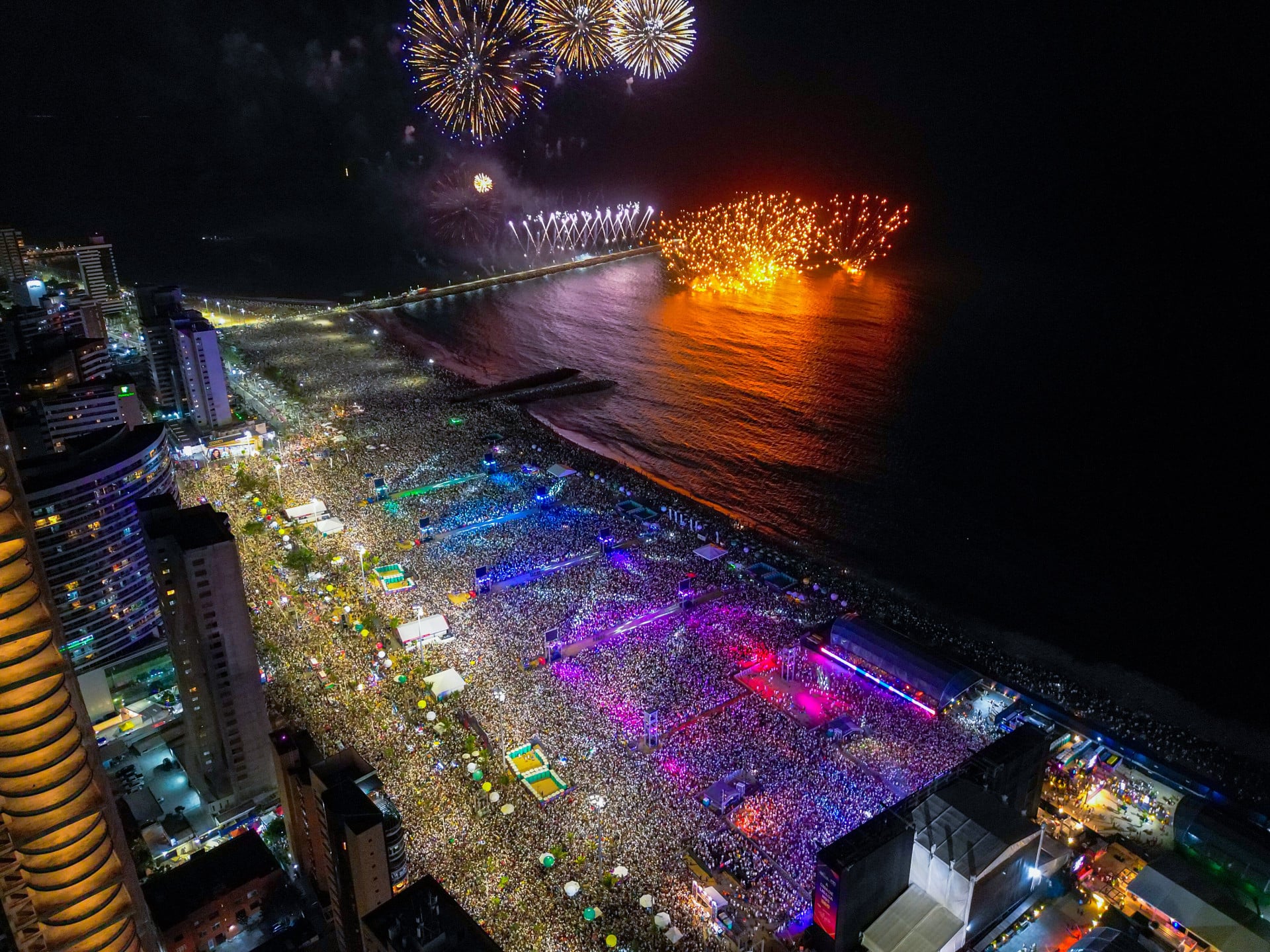 Réveillon 2025-2026 no Aterro da Praia de Iracema, em Fortaleza, com 10 minutos que queima de fogos (Foto: AURÉLIO ALVES)