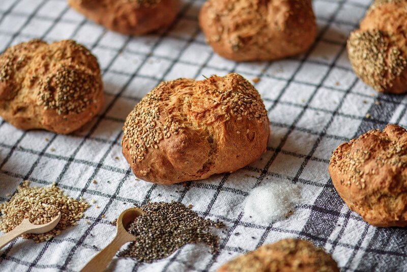 O consumo de gergelim melhora o estado de saúde de mulheres na menopausa, já que ajuda a reduzir os níveis de colesterol, previne o desenvolvimento da osteoporose e promove o aumento da produção de estrogênios.