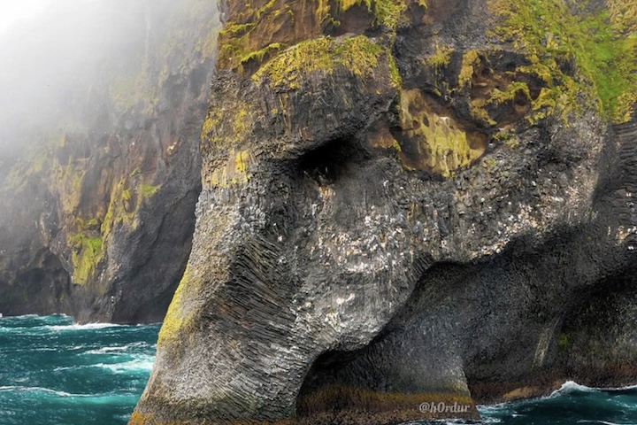 Vista de determinados ângulos, ela lembra nitidamente a silhueta de um elefante gigante com a tromba mergulhada no mar.
