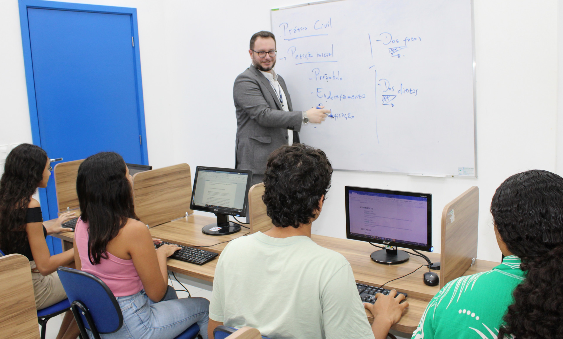 A UniAteneu, reconhecida como centro universit&aacute;rio de destaque em Fortaleza, no Cear&aacute; e em todo o Nordeste, &eacute; refer&ecirc;ncia quando o assunto s&atilde;o oportunidades profissionais para os alunos.