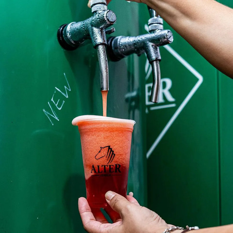 A cerveja Alter, de Petrópolis, tem a versão Goiawit, que a empresa apresenta como a primeira cerveja com goiaba e limão do mundo.