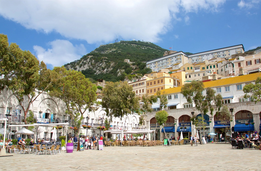 Casemates Square é o coração social de Gibraltar. Localizada na entrada da Main Street, reúne restaurantes, bares e eventos culturais. No passado, era usada como espaço militar e até para execuções públicas. Hoje, é um ponto vibrante de encontro para moradores e turistas.