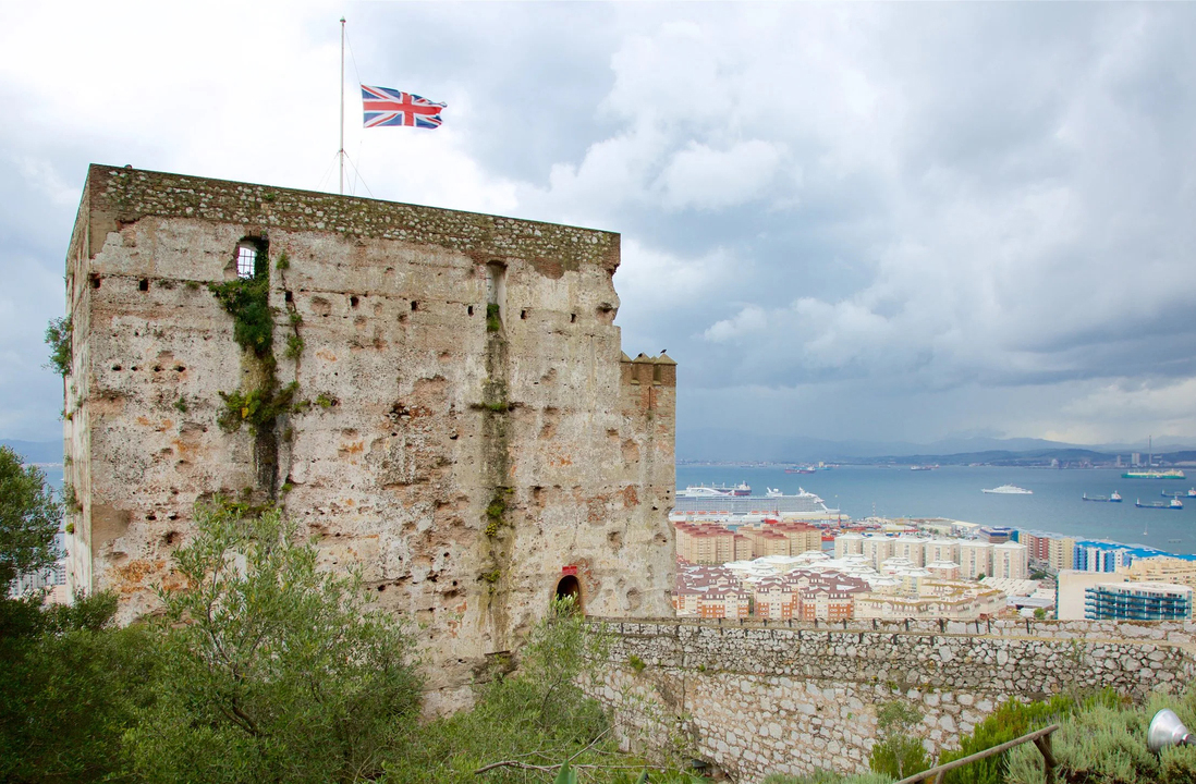 O Castelo Mourisco é um vestígio da ocupação árabe do século 8. Sua Torre de Homenagem ainda se mantém de pé e é um dos monumentos históricos mais antigos do território. Representa, assim, a herança islâmica que marcou a Península Ibérica.