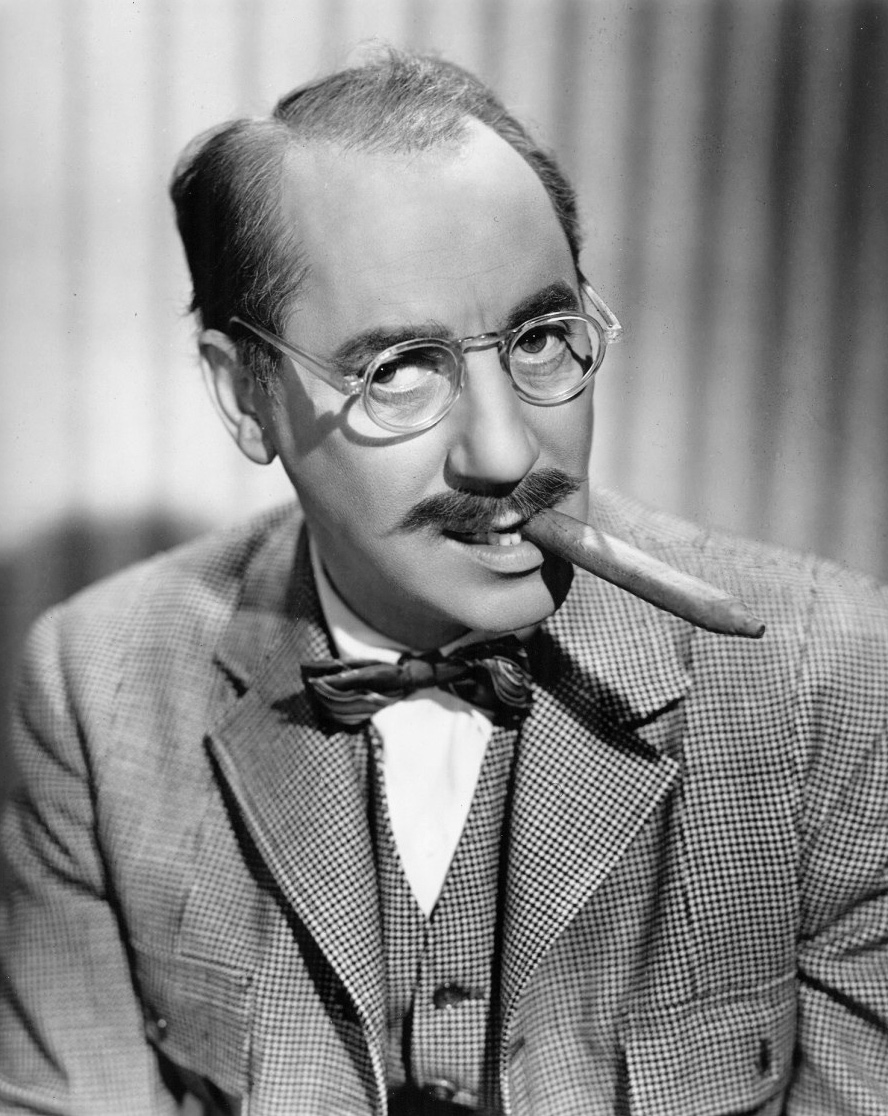 A imagem de Groucho, marcada pelo charuto, óculos, postura curvada e bigode, se tornou sua assinatura no palco e no cinema. Curiosamente, o icônico bigode surgiu de improviso: chegando atrasado a um espetáculo, ele desenhou-o com graxa e acabou mantendo o visual permanentemente.