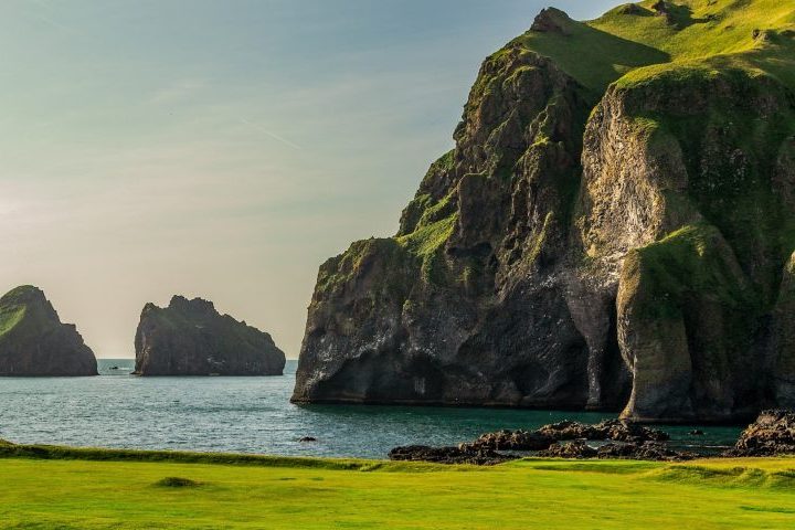 Uma formação rochosa localizada no sul da Islândia ganhou fama por sua aparência incomum. 