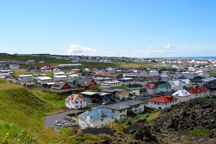 A Ilha de Heimaey, lar do Elephant Rock, é a maior e única habitada do arquipélago. 