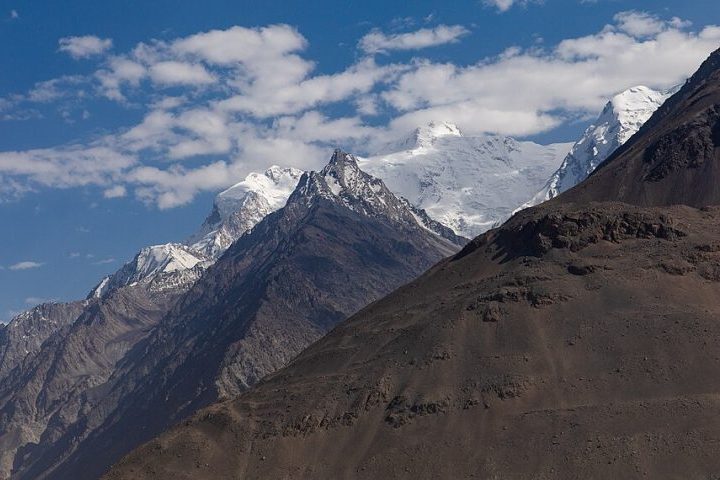 Essa região é um ponto de encontro de três importantes cordilheiras: o Himalaia, o Caracórum e o Indocuche.