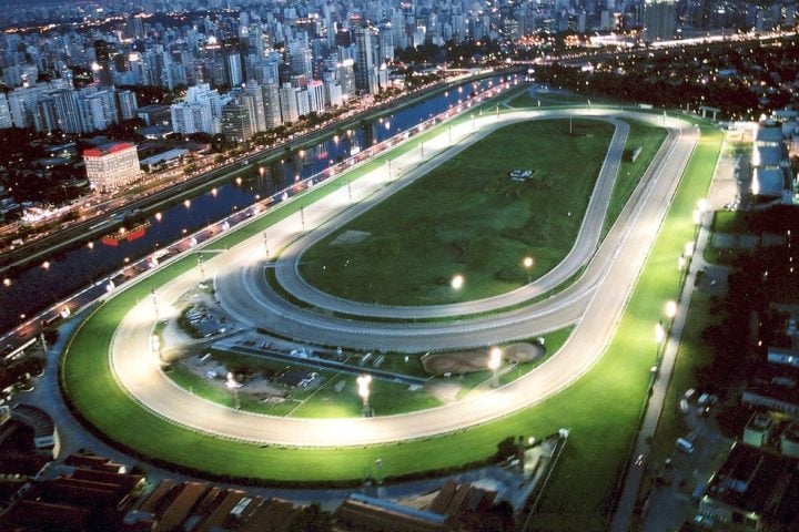 No Brasil, o Jockey Club de São Paulo e o Jockey Club Brasileiro, no Rio de Janeiro, são exemplos famosos de hipódromos que ainda perduram. 