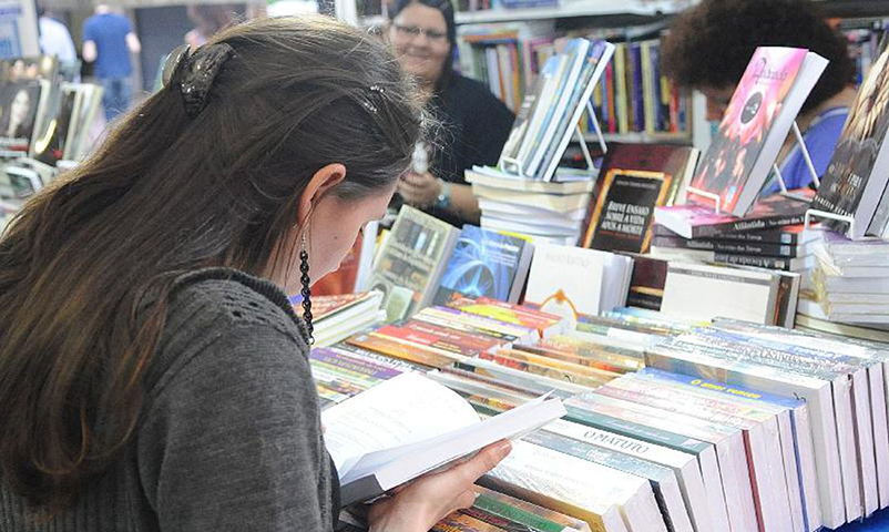 Os estudos também apontam que leitura, interação social ou qualquer outra atividade social ajuda a evitar a doença. Eles, porém, também não são conclusivos. 