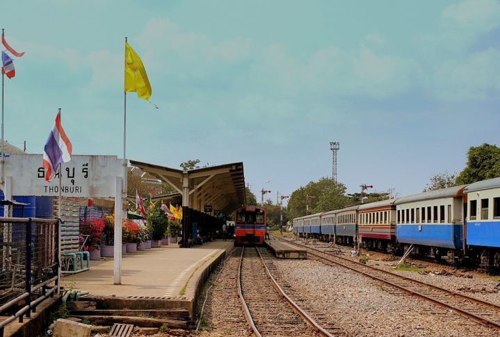 O design do hotel teve inspiração no passado ferroviário da Tailândia e na história da região como ponto de partida para o nordeste do país durante o reinado do Rei Rama V (1868-1910).