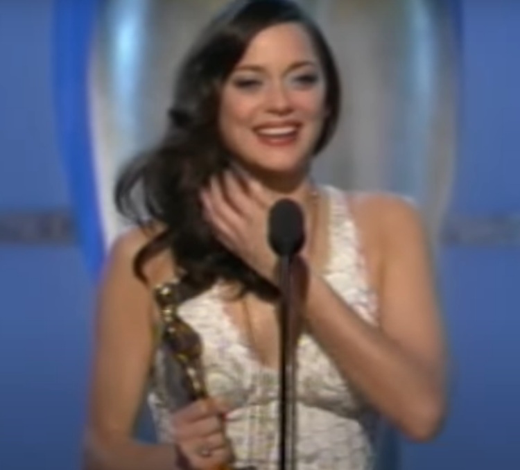 A interpretação de Marion Cotillard foi tão intensa que lhe rendeu o Oscar de Melhor Atriz. Ela foi a primeira a vencer na categoria por um papel em língua francesa. 
