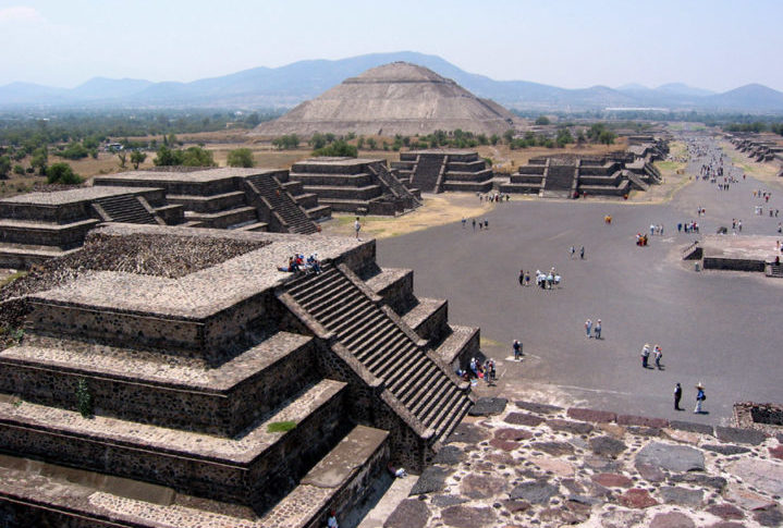 O sítio arqueológico de Teotihuacan é o mais visitado do México. Fica a 40 km da capital.  O México foi colonizado pela Espanha. E, antes de ser independente, se chamava Nova Espanha. A capital era a cidade asteca de Tenochtitlan-México. 