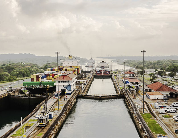 Com 82 km de extensão, o Canal do Panamá é rota vital para cargas como petróleo, veículos, carvão e alimentos, além de receber navios de passageiros. Pela via passam cerca de 5% a 6% do comércio mundial, reforçando sua importância logística.