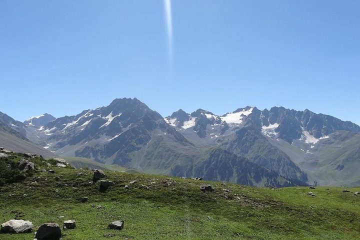  A identificação do homem foi feita por um documento encontrado junto ao corpo. O corpo estava intacto. As roupas nem sequer estavam rasgadas, revelou Omar Khan, um pastor que encontrou Naseeruddin.