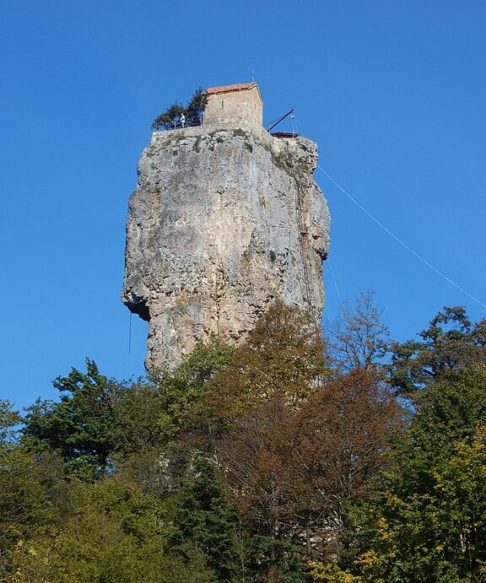 Ela foi construída sobre uma rocha, a 40 metros de distância do solo.