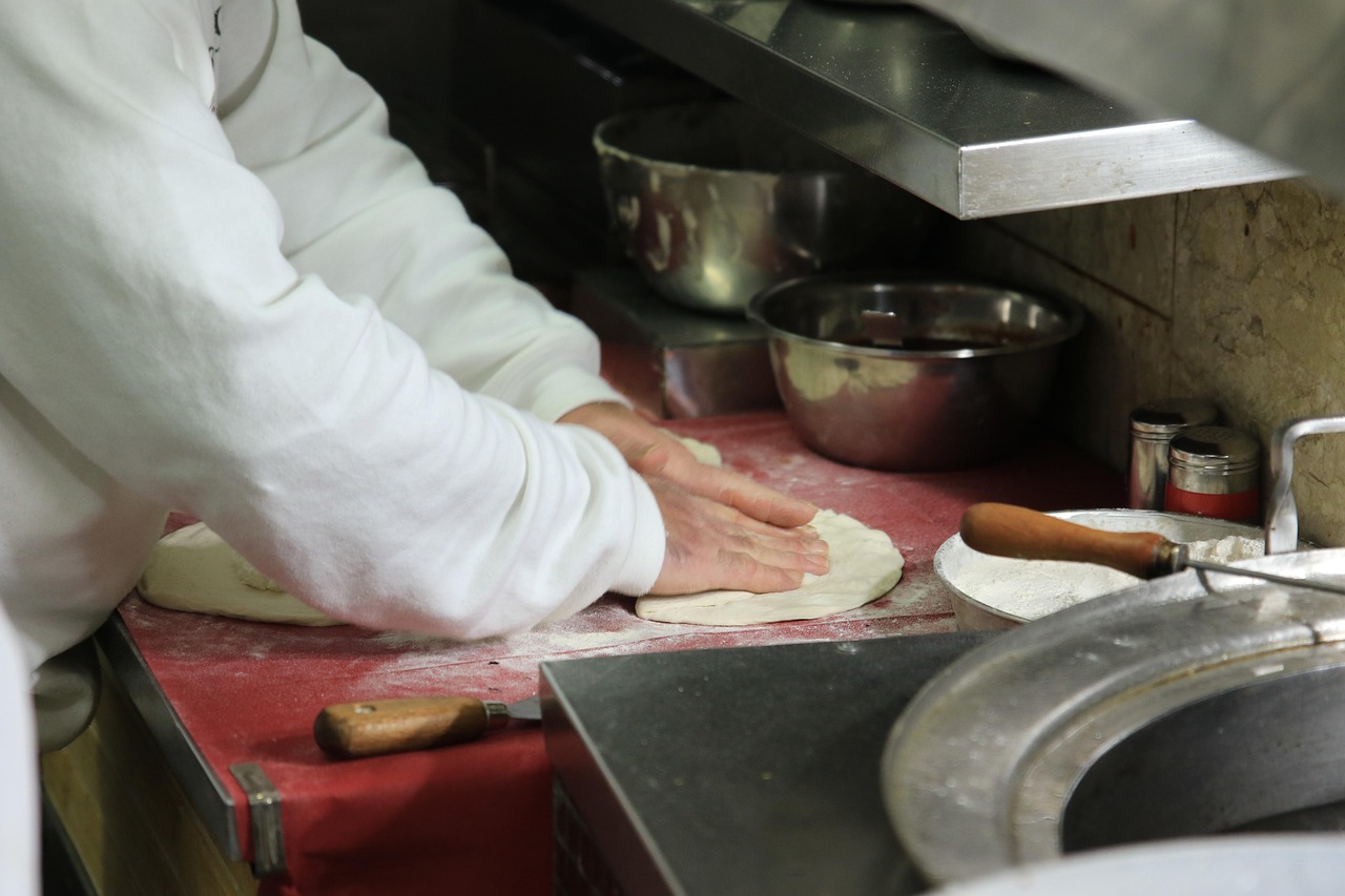 Por ser um alimento com ingredientes de origem animal (ovos), a maionese caseira é suscetível à presença de Salmonellas, uma espécie de bactéria que provoca gastroenterite, septicemia e febre entérica. 