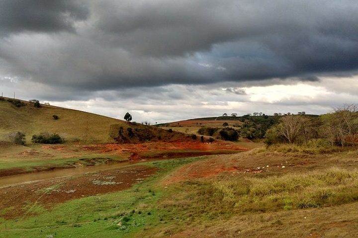 Essa atividade geológica criou serras ao redor da cratera, além de águas termais sulfurosas e uma riqueza mineral única.