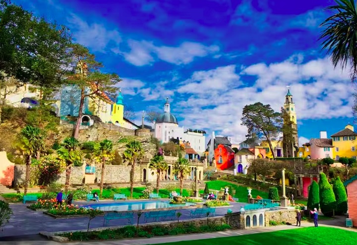 Projetado pelo arquiteto Sir Clough Williams-Ellis entre 1925 e 1973, o lugar foi pensado para simular uma vila italiana. Só que tem um porém: para entrar lá, é preciso pagar uma taxa porque o acesso é controlado.