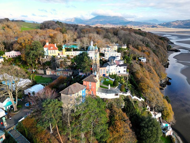 Portmeirion é conhecido por sua arquitetura única e seus jardins suntuosos. Lá, os visitantes encontram várias opções de lugares para ficar, além de restaurantes e lojas.